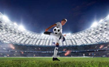 Futbolcular profesyonel stadyumda iş başında.