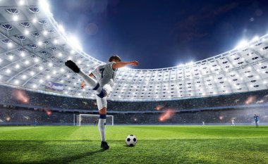 Futbolcular profesyonel stadyumda iş başında.
