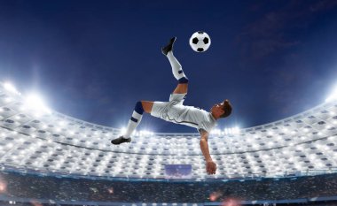 Futbolcular profesyonel stadyumda iş başında.