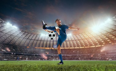 Futbolcular profesyonel stadyumda iş başında.
