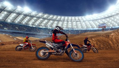 Motokros binicisi iş başında. Motokros sporu.
