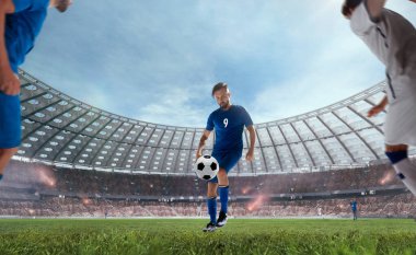 Futbolcular profesyonel stadyumda iş başında.