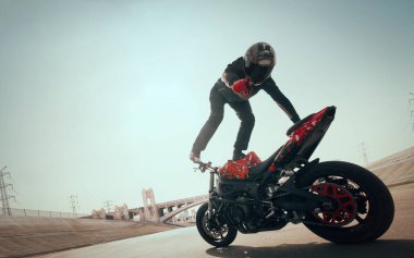 Moto serbest stil. Motosiklet dublörü 