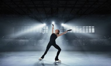 Buz arenasında artistik patinajcı kız..