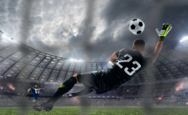 Futbolcular profesyonel stadyumda iş başında.
