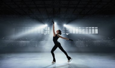 Buz arenasında artistik patinajcı kız..
