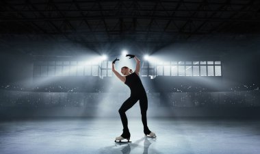 Buz arenasında artistik patinajcı kız..