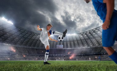 Futbolcular profesyonel stadyumda iş başında.