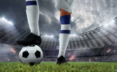 Futbolcular profesyonel stadyumda iş başında.