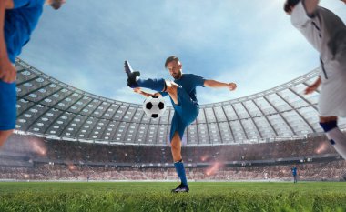 Futbolcular profesyonel stadyumda iş başında.