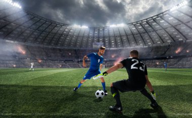 Futbolcular profesyonel stadyumda iş başında.