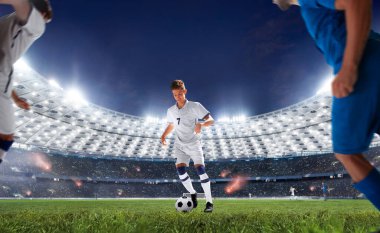 Futbolcular profesyonel stadyumda iş başında.