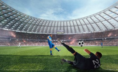 Futbolcular profesyonel stadyumda iş başında.