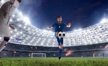 Futbolcular profesyonel stadyumda iş başında.