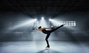 Buz arenasında artistik patinajcı kız..