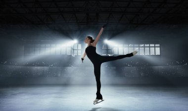 Buz arenasında artistik patinajcı kız..