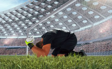Futbolcular profesyonel stadyumda iş başında.
