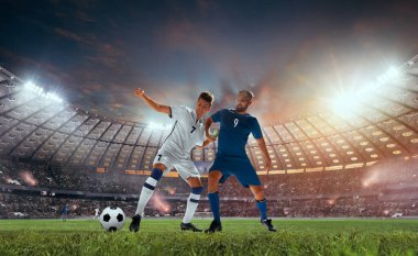 Futbolcular profesyonel stadyumda iş başında.