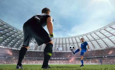 Futbolcular profesyonel stadyumda iş başında.