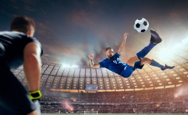 Futbolcular profesyonel stadyumda iş başında.