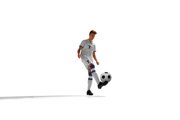 白に隔離されたサッカー選手 — ストック写真