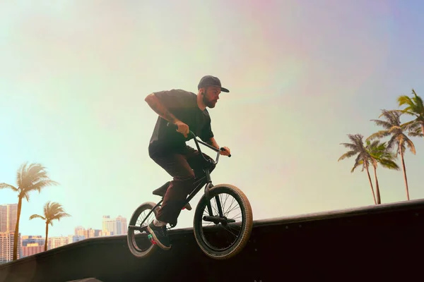 Bmx Rider Voert Trucs Uit Skatepark Bij Zonsondergang — Stockfoto