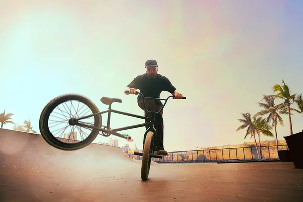 Bmx Rider Está Realizando Trucos Skatepark Atardecer — Foto de Stock