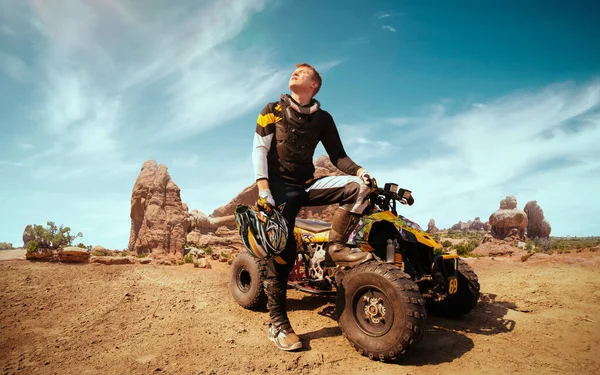 Quad Bike Dust Cloud Sand Quarry Background Atv Rider — Stock Photo, Image