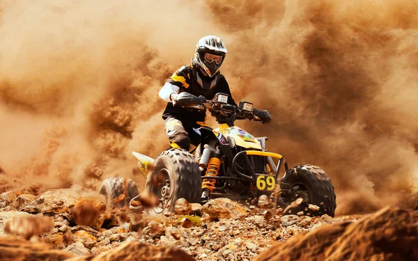 Bicicleta Cuádruple Nube Polvo Cantera Arena Sobre Fondo Atv Jinete —  Fotos de Stock