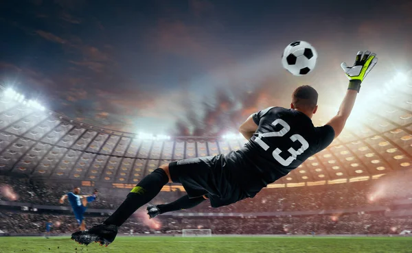 Futbolcular profesyonel stadyumda iş başında.