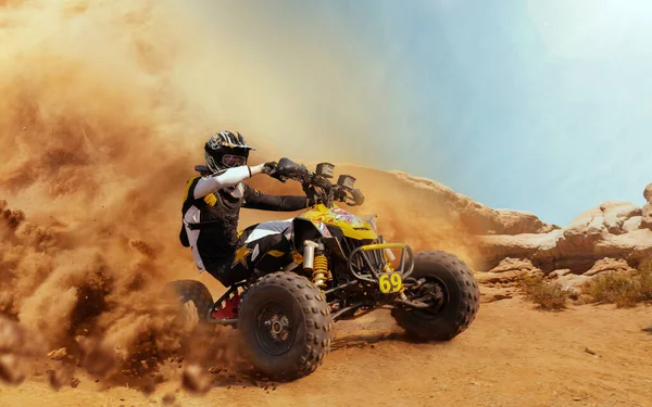 Quad Bike Nuvem Poeira Pedreira Areia Fundo Atv Rider — Fotografia de Stock