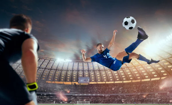 Jogadores Futebol Ação Estádio Profissional — Fotografia de Stock