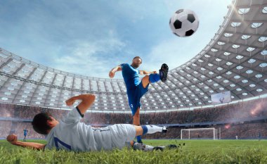 Futbolcular profesyonel stadyumda iş başında.