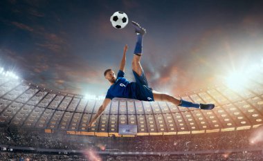 Futbolcular profesyonel stadyumda iş başında.