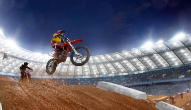Motokros binicisi iş başında. Motokros sporu.