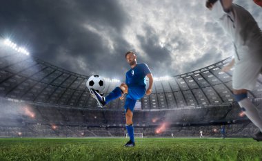 Futbolcular profesyonel stadyumda iş başında.