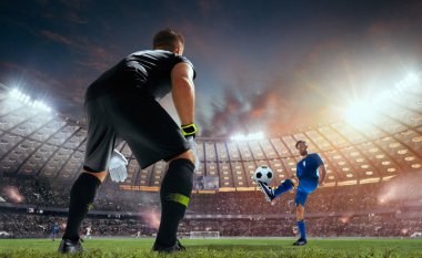 Futbolcular profesyonel stadyumda iş başında.