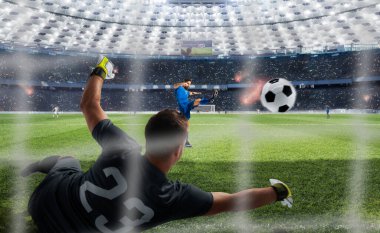 Futbolcular profesyonel stadyumda iş başında.