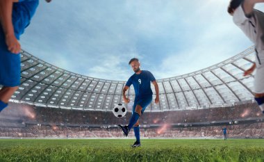 Futbolcular profesyonel stadyumda iş başında.