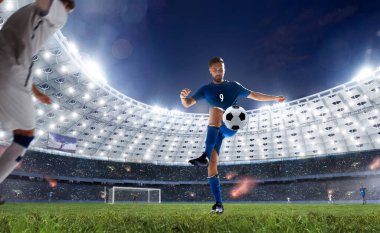 Futbolcular profesyonel stadyumda iş başında.