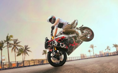 Moto serbest stil. Motosiklet dublörü 