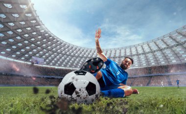 Futbolcular profesyonel stadyumda iş başında.
