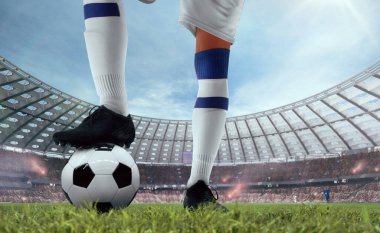 Futbolcular profesyonel stadyumda iş başında.