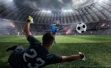 Futbolcular profesyonel stadyumda iş başında.