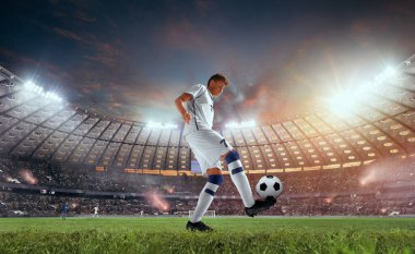 Futbolcular profesyonel stadyumda iş başında.