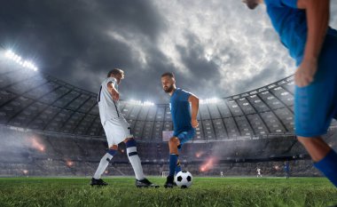 Futbolcular profesyonel stadyumda iş başında.