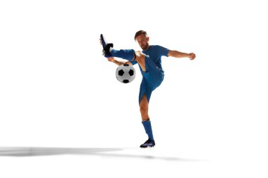 Futbolcular beyazlar üzerinde izole.