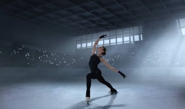 Buz arenasında artistik patinajcı kız..