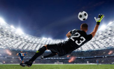 Futbolcular profesyonel stadyumda iş başında.