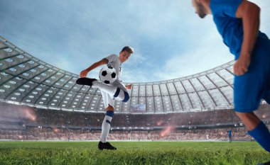 Futbolcular profesyonel stadyumda iş başında.